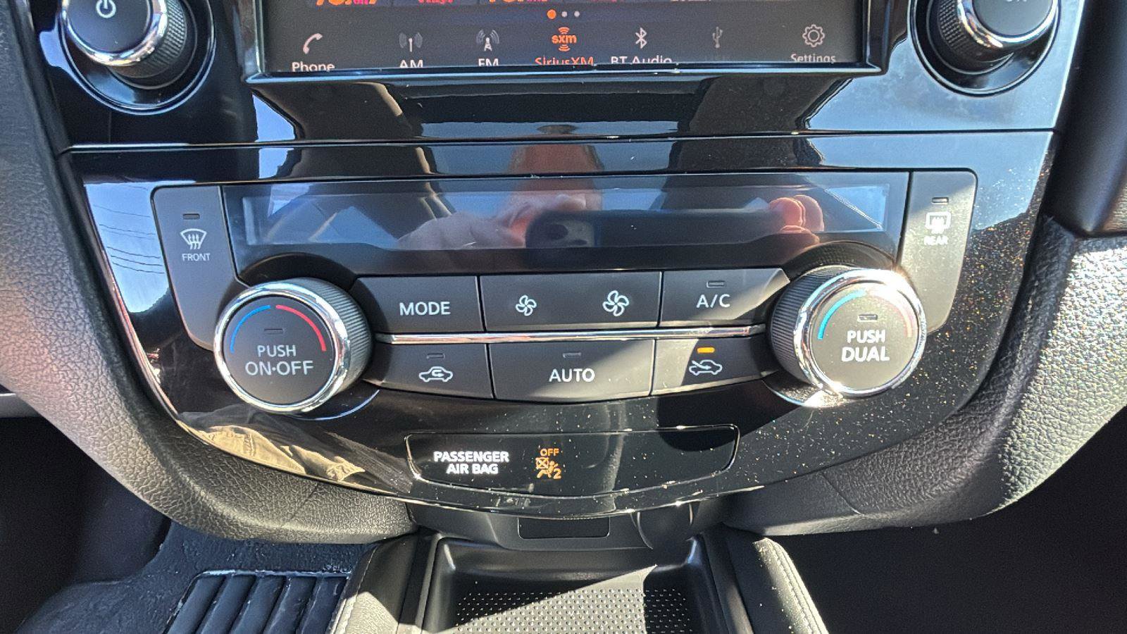 Used 2018 Nissan Rogue SL w/ Premium Package image 17