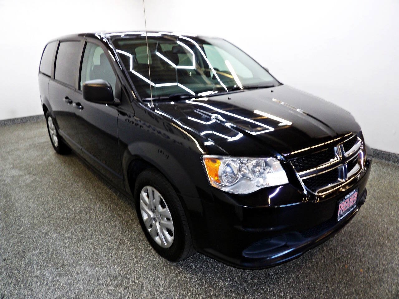 Used 2018 Dodge Grand Caravan SE w/ UConnect Hands-Free Group FWD image 3