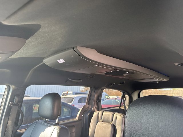 Used 2014 Chrysler Town & Country S image 7