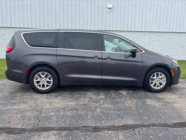 Used 2023 Chrysler Pacifica Touring-L FWD image 17