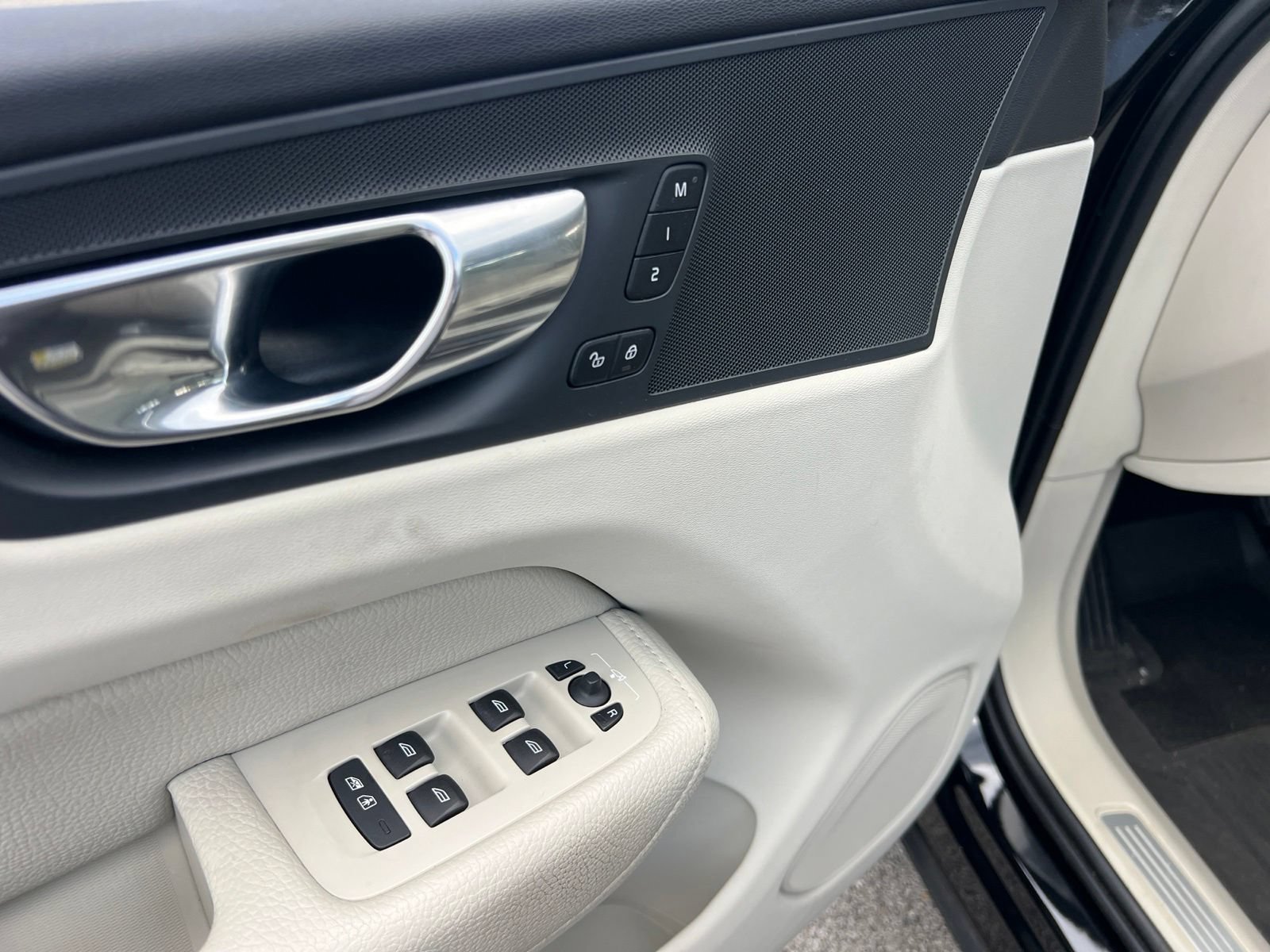 Used 2019 Volvo XC60 T5 Momentum w/ Premium Package FWD image 21