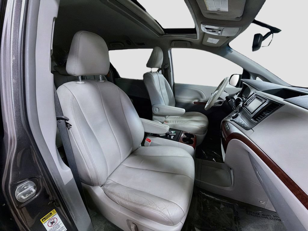 Used 2014 Toyota Sienna XLE FWD image 31