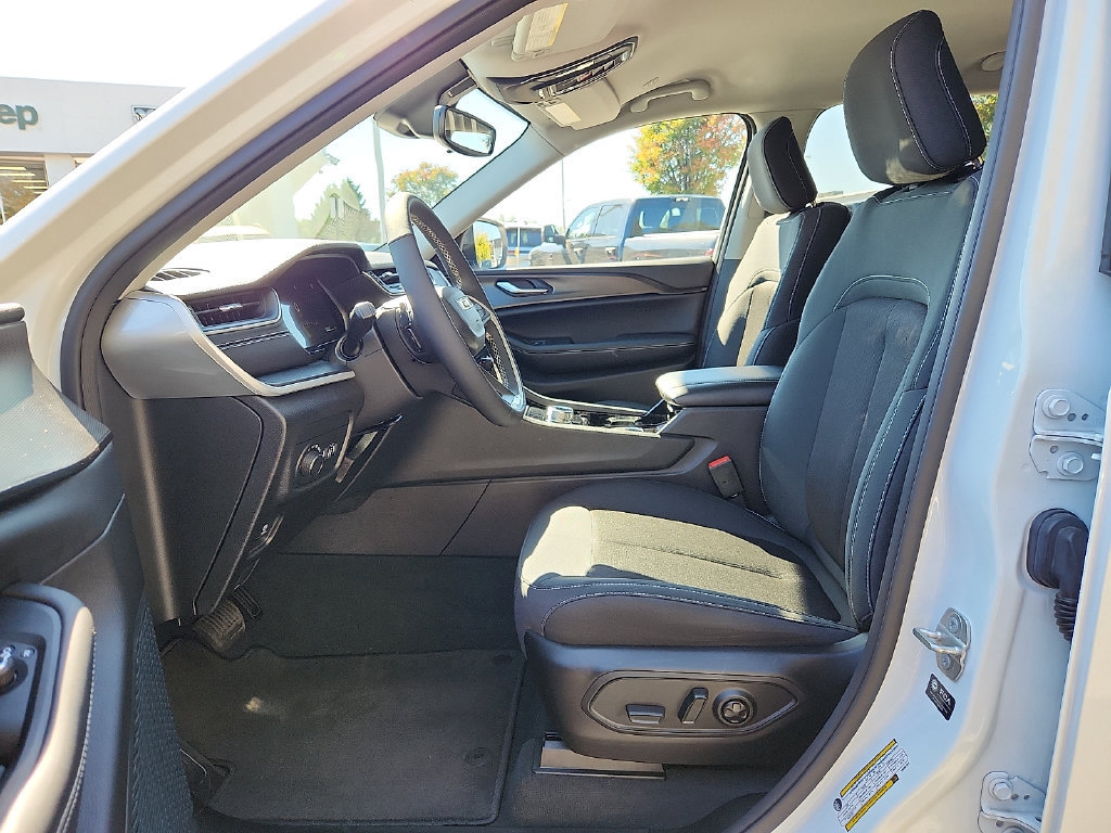 Used 2023 Jeep Grand Cherokee L Laredo w/ Luxury Tech Group I RWD image 14