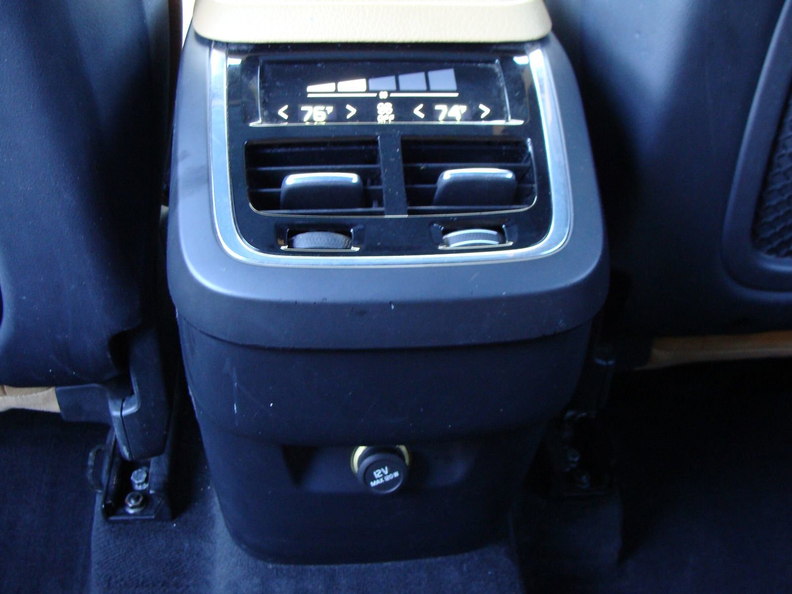 Used 2016 Volvo XC90 T6 Momentum w/ Momentum Plus Package image 32