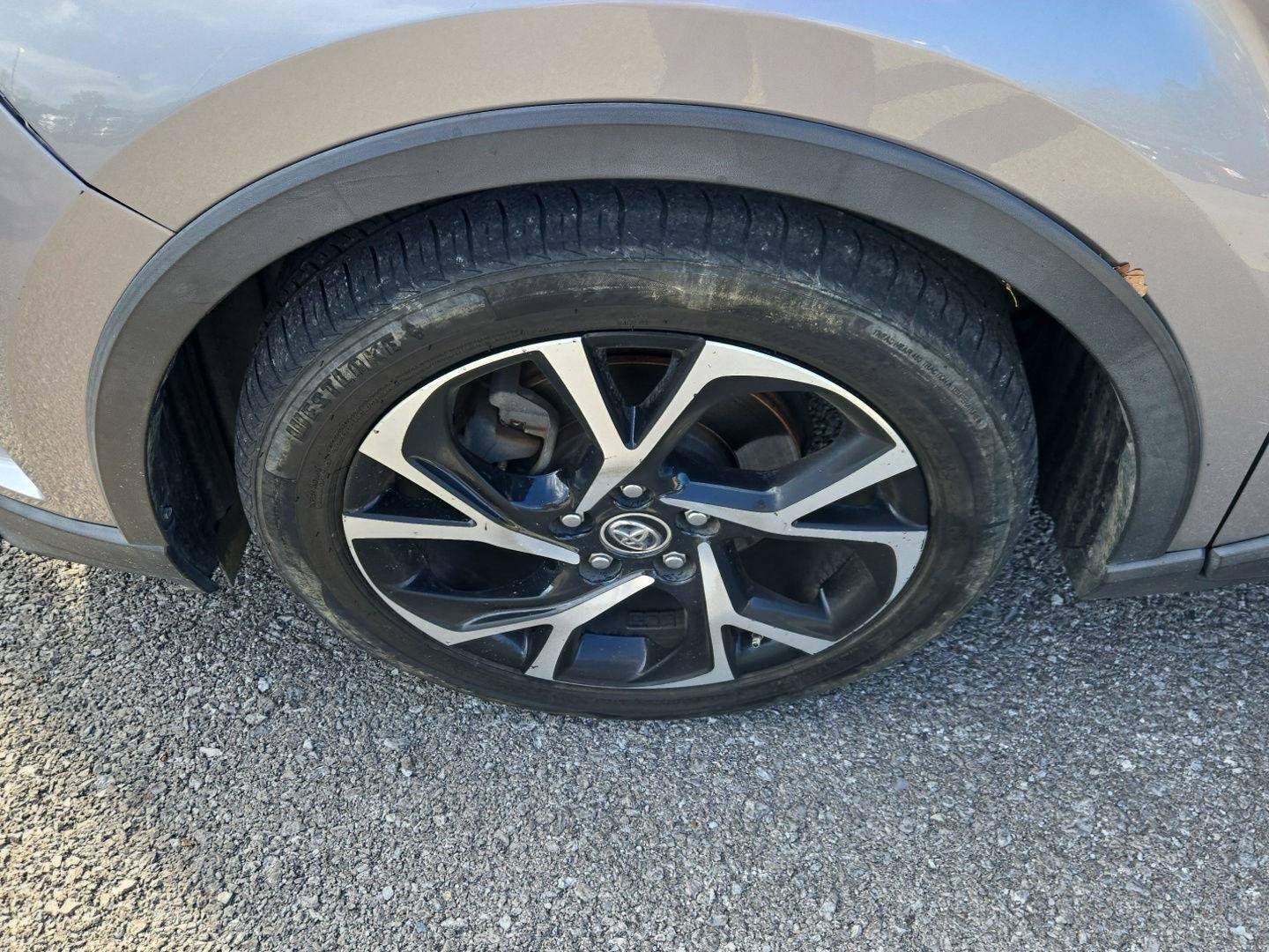Used 2018 Toyota C-HR XLE FWD image 12