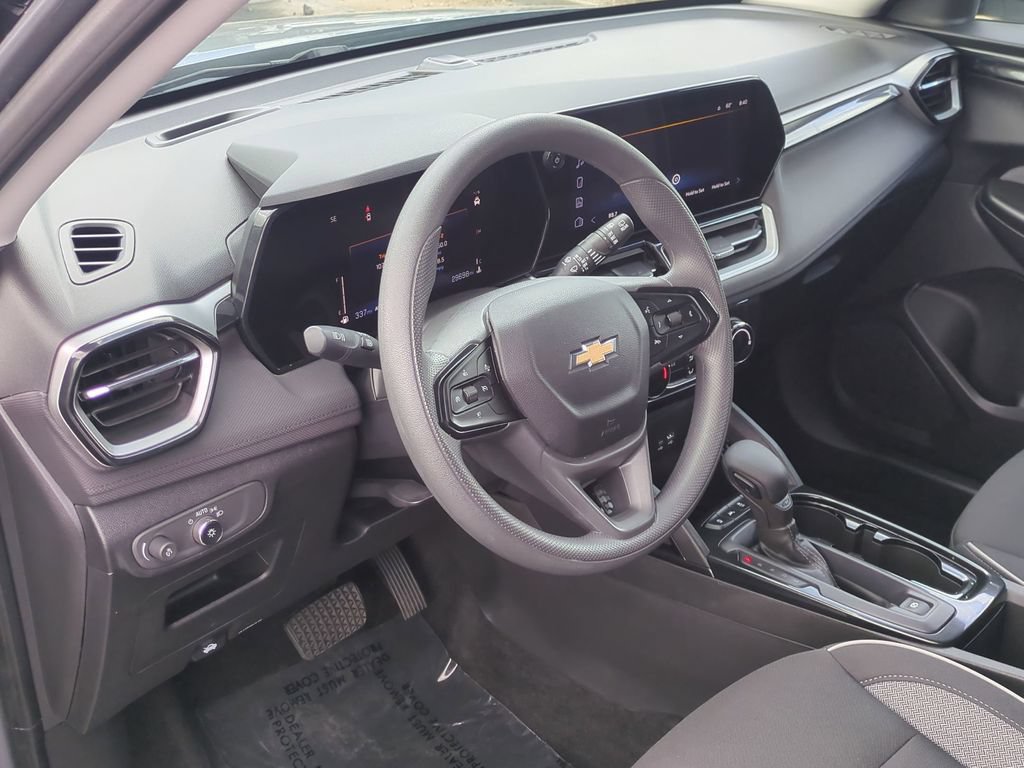 Used 2025 Chevrolet TrailBlazer LT AWD/4WD image 15