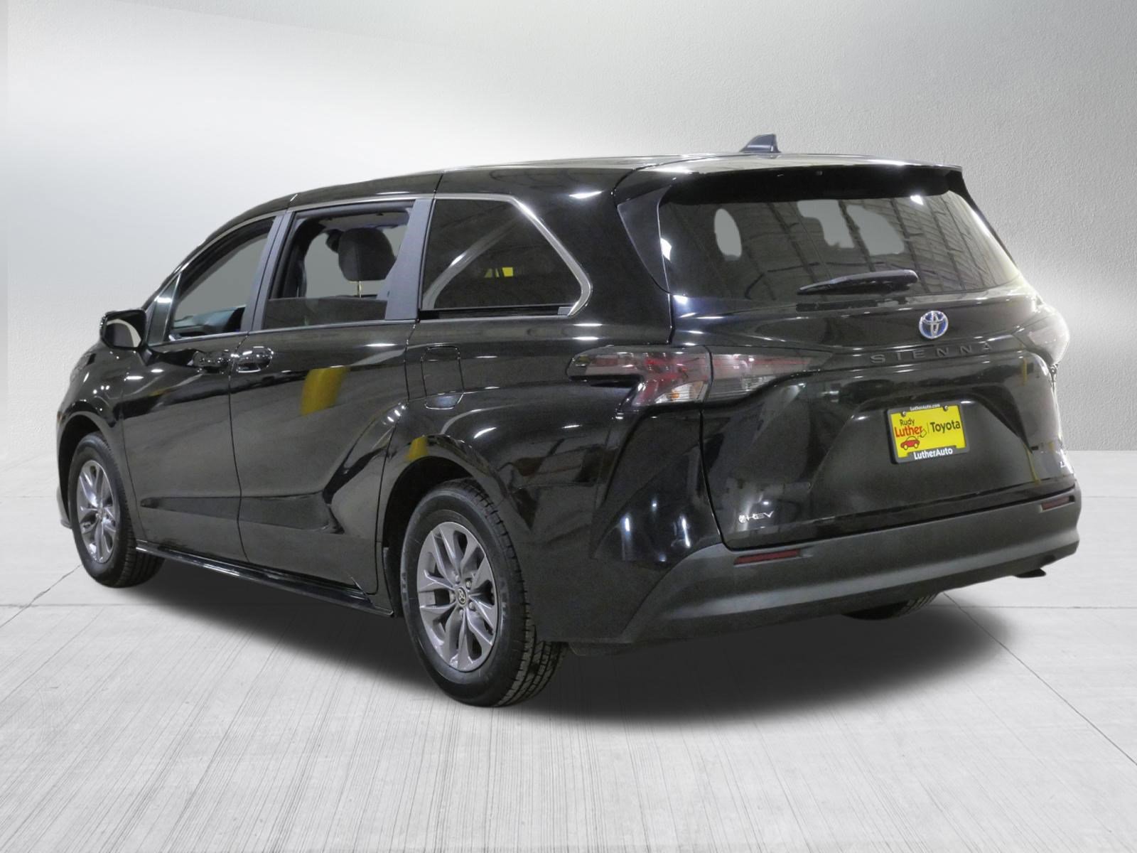 Certified 2025 Toyota Sienna LE image 6