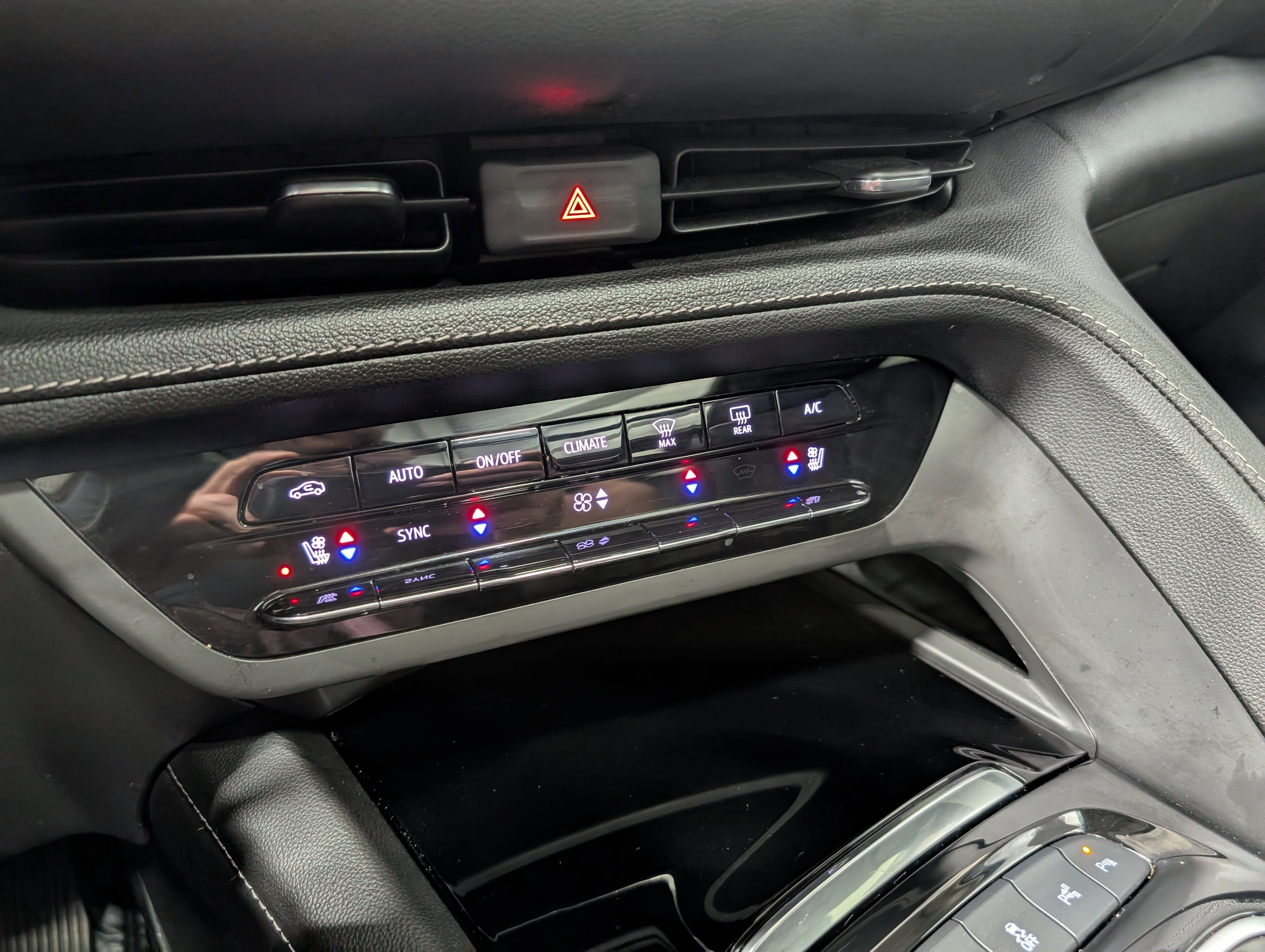 Used 2023 Buick Envision Avenir image 25