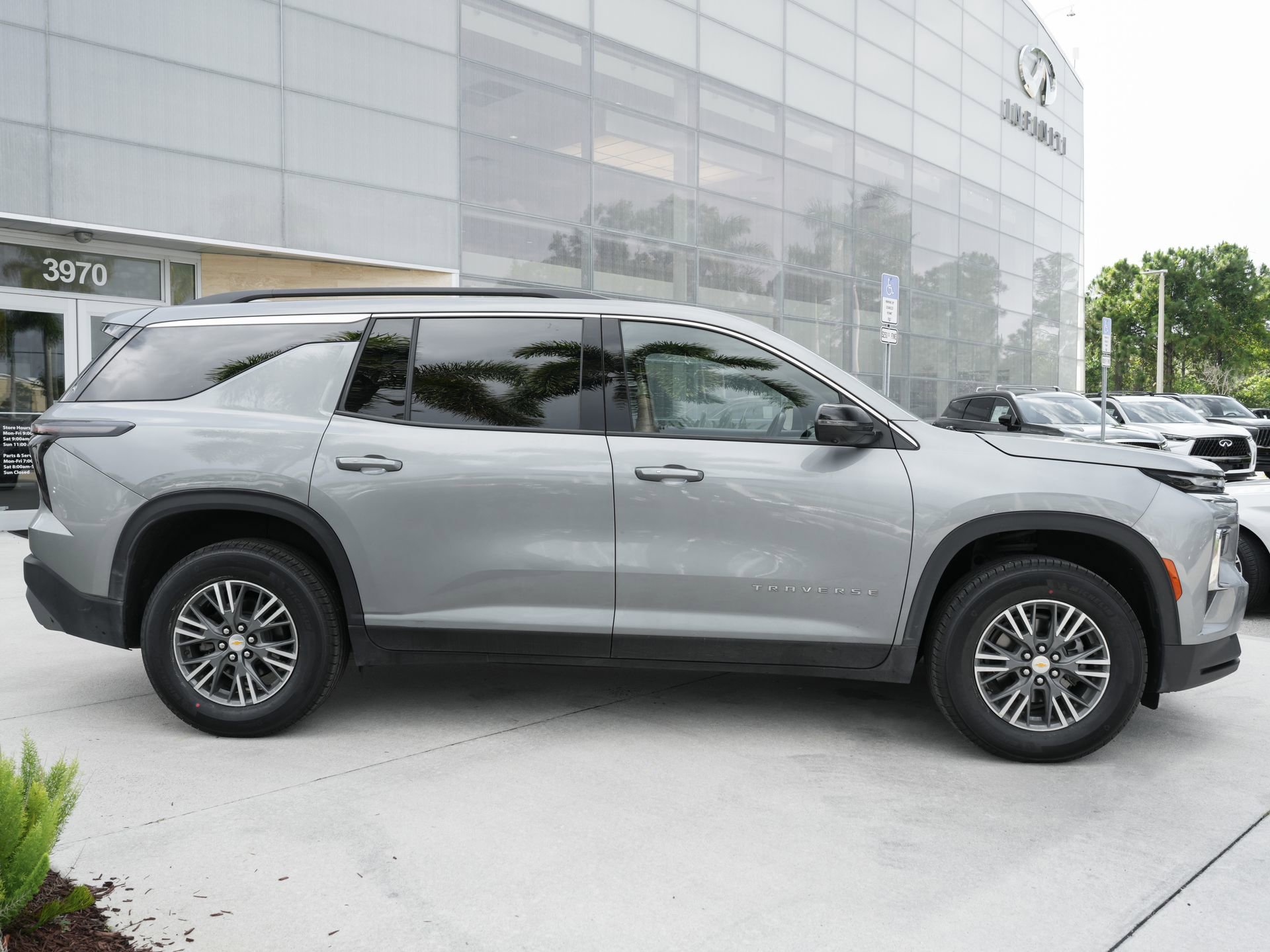 Used 2024 Chevrolet Traverse LT FWD image 11