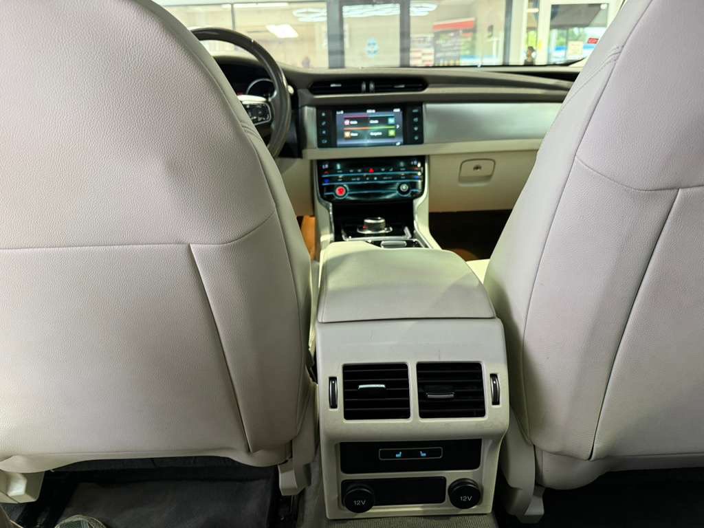 Used 2018 Jaguar XF Premium AWD/4WD image 21