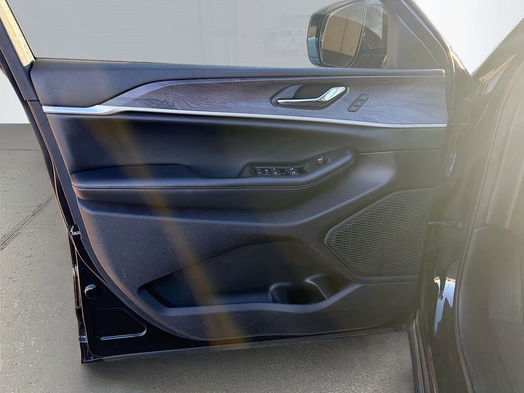 Used 2024 Jeep Grand Cherokee L Limited w/ Luxury Tech Group II image 24