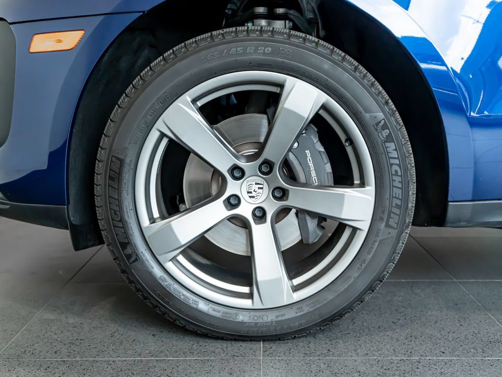 Certified 2025 Porsche Macan AWD/4WD image 11