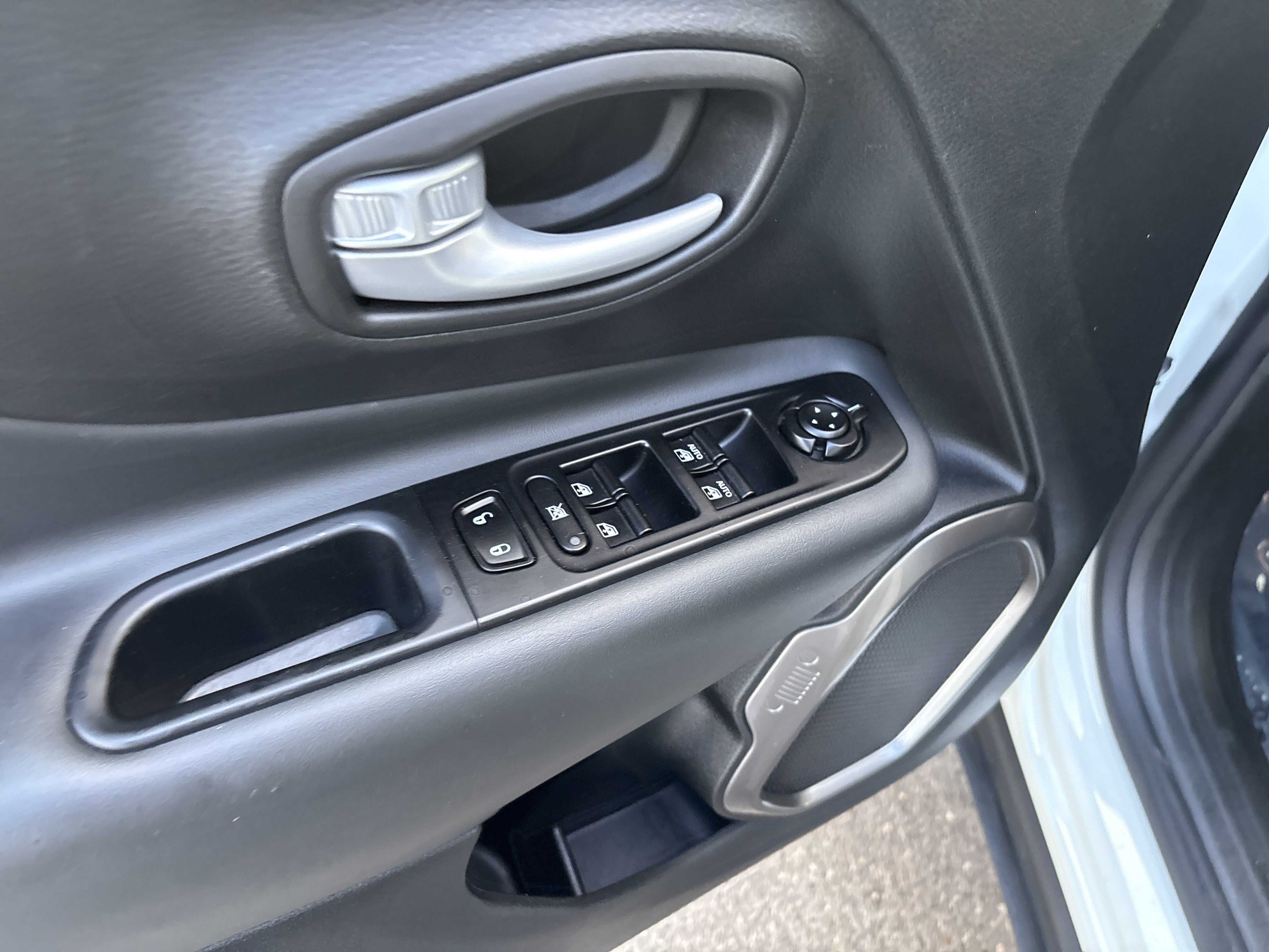 Certified 2023 Jeep Renegade Latitude w/ Premium Group image 15