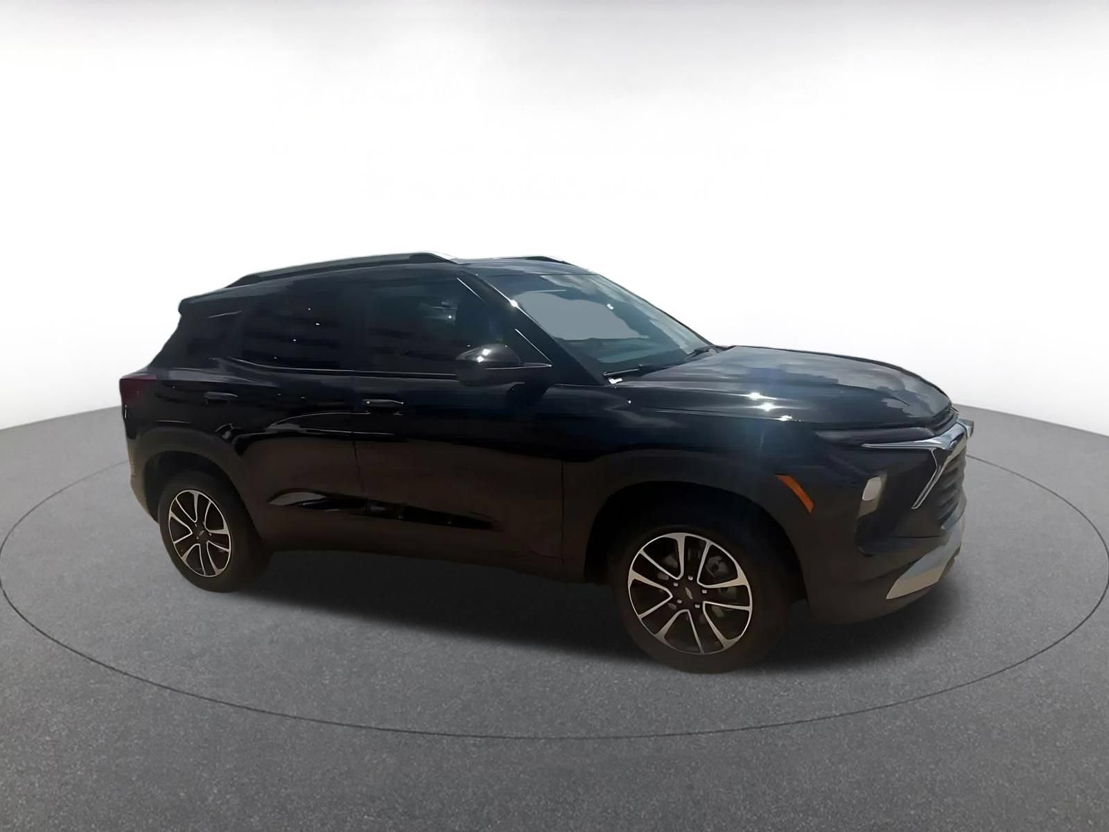 Used 2025 Chevrolet TrailBlazer LT FWD image 2