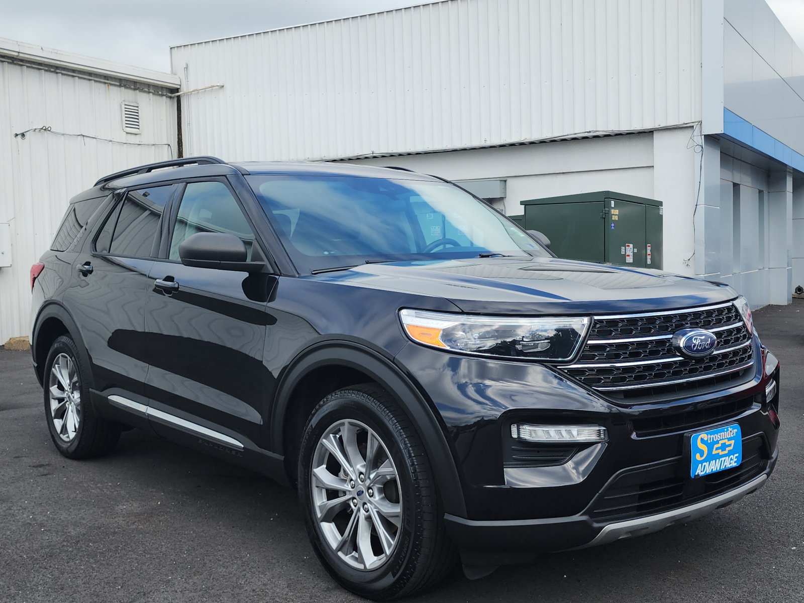 Used 2021 Ford Explorer XLT w/ Equipment Group 202A AWD/4WD image 7