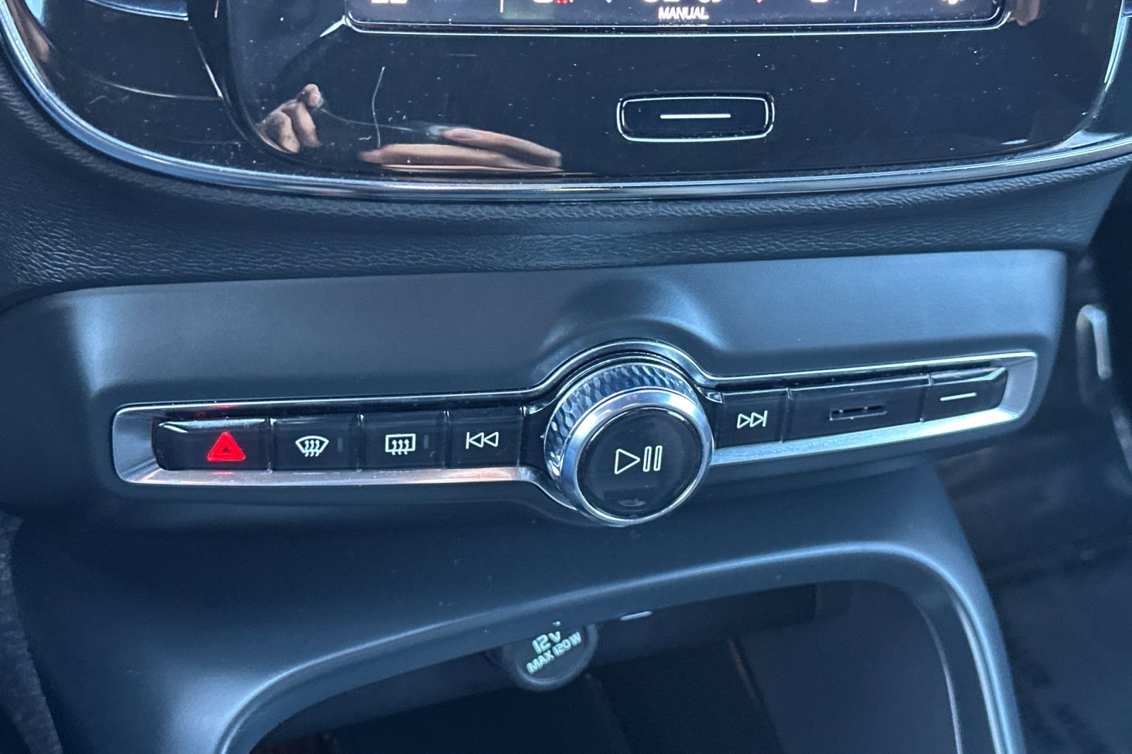 Certified 2023 Volvo XC40 Recharge Core image 24