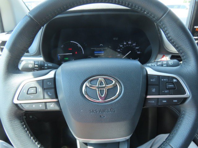Used 2025 Toyota Sienna XLE FWD image 26