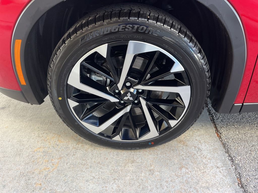 New 2025 Mitsubishi Outlander SE image 16