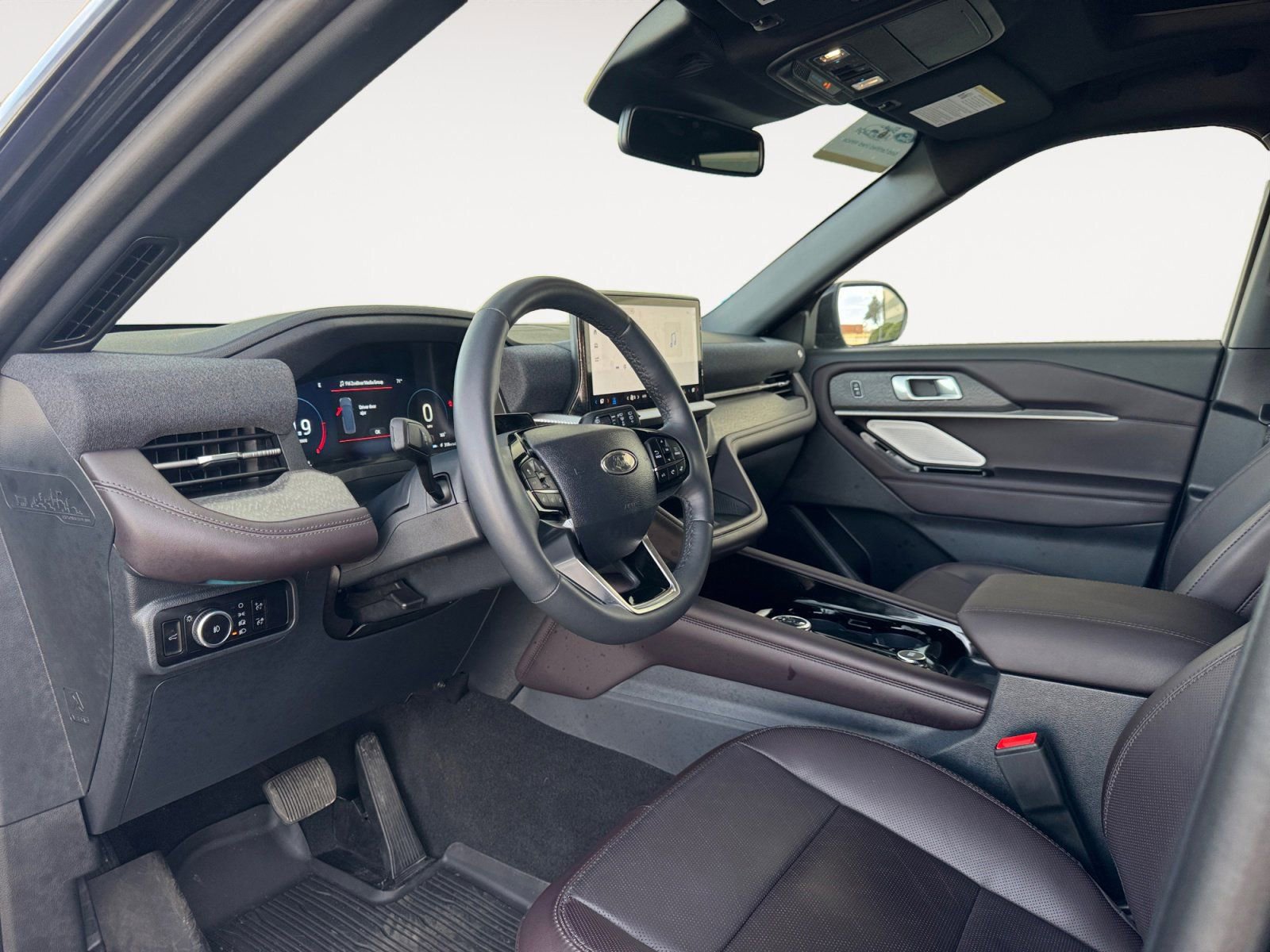 Used 2025 Ford Explorer Platinum image 9