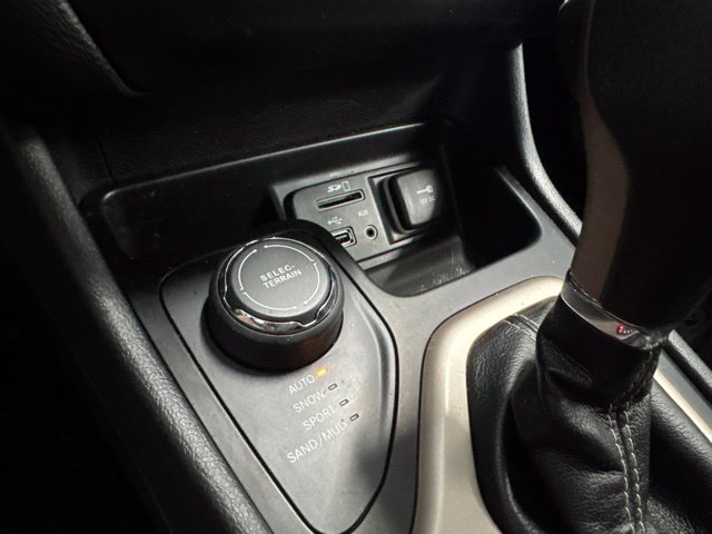 Used 2016 Jeep Cherokee Latitude w/ Cold Weather Group AWD/4WD image 40