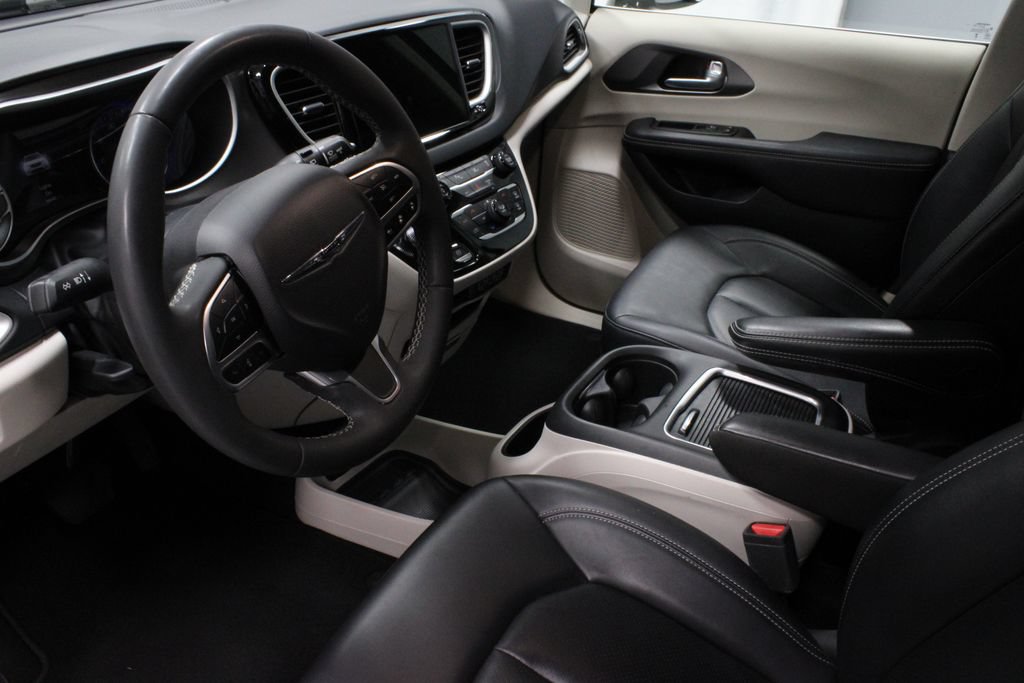 Used 2024 Chrysler Pacifica Touring-L FWD image 23