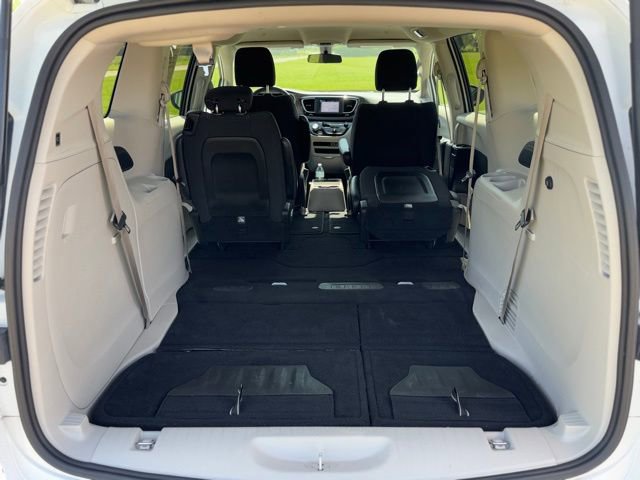 Certified 2022 Chrysler Voyager LX FWD image 7