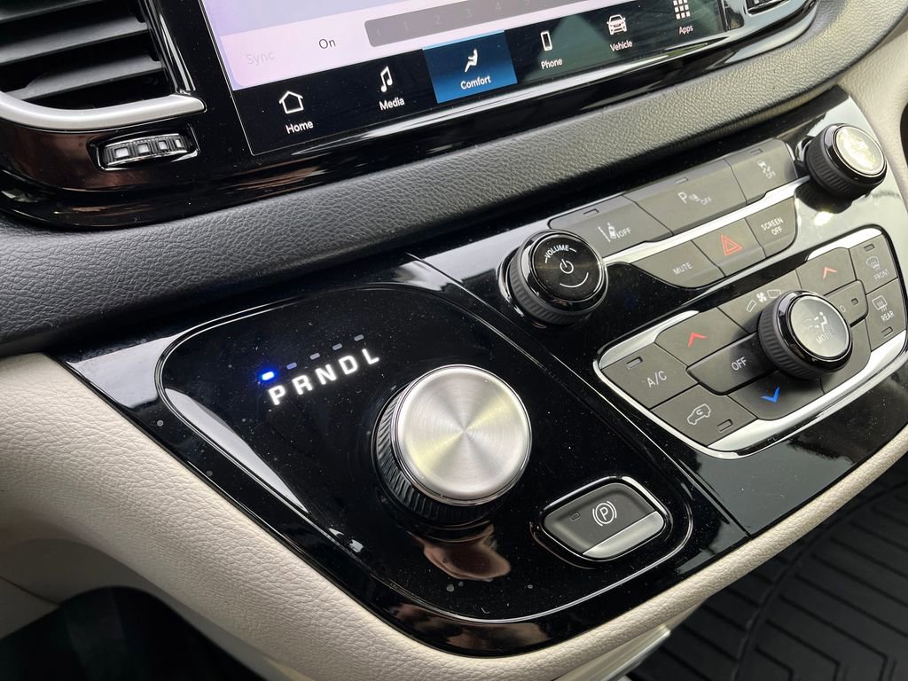 Used 2023 Chrysler Pacifica Touring-L image 25
