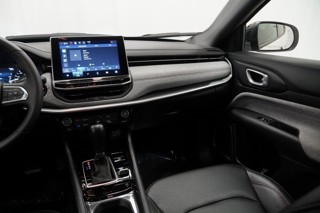 Certified 2024 Jeep Compass Latitude image 29