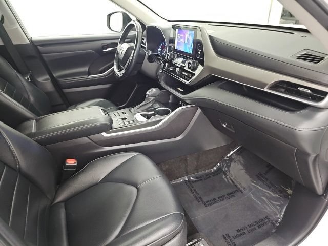 Used 2023 Toyota Highlander XLE AWD/4WD image 39