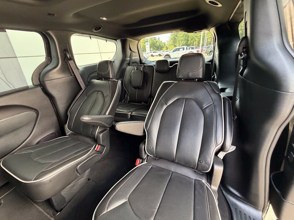 Used 2025 Chrysler Pacifica Limited FWD image 22