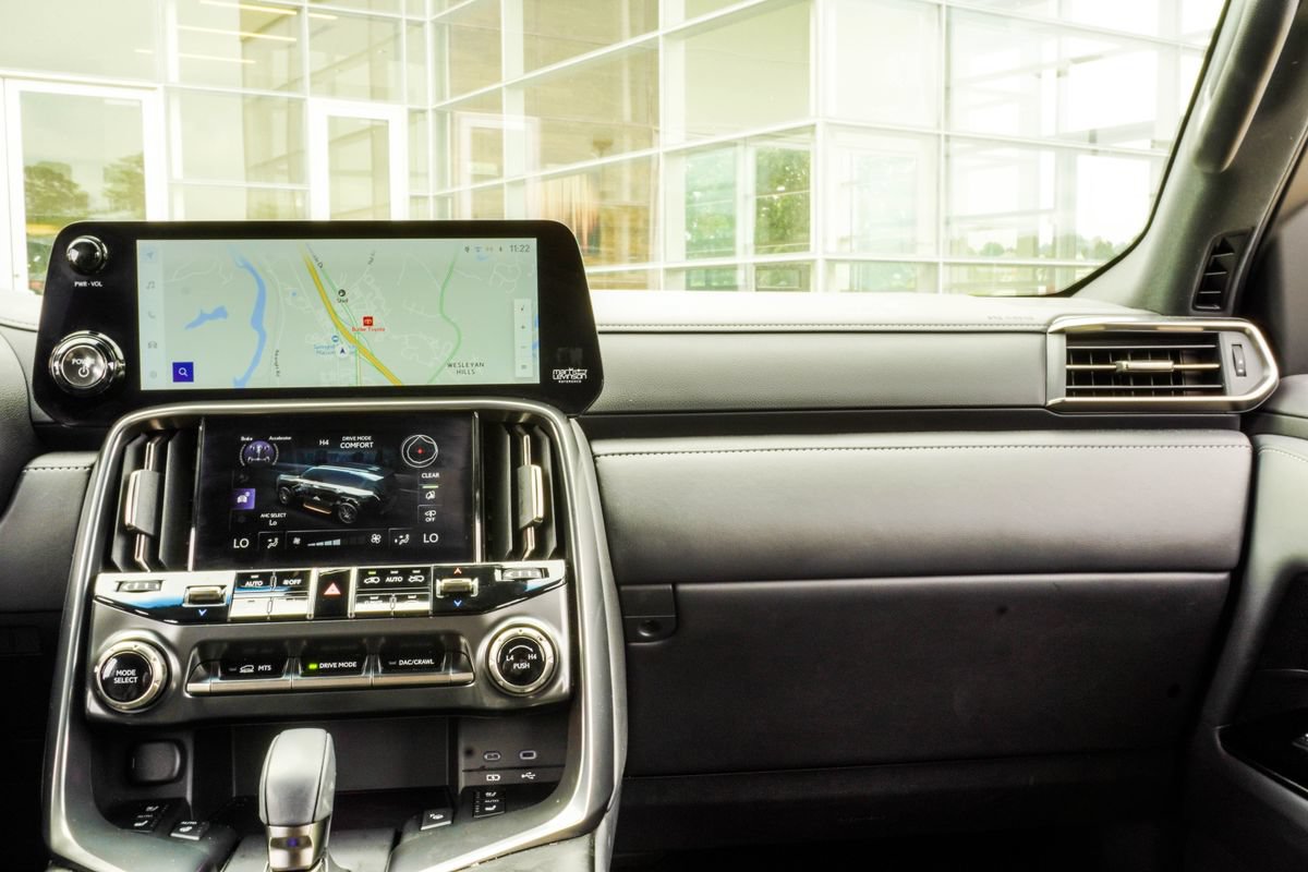 Used 2025 Lexus LX 700h Luxury w/ Appearance Package AWD/4WD image 18
