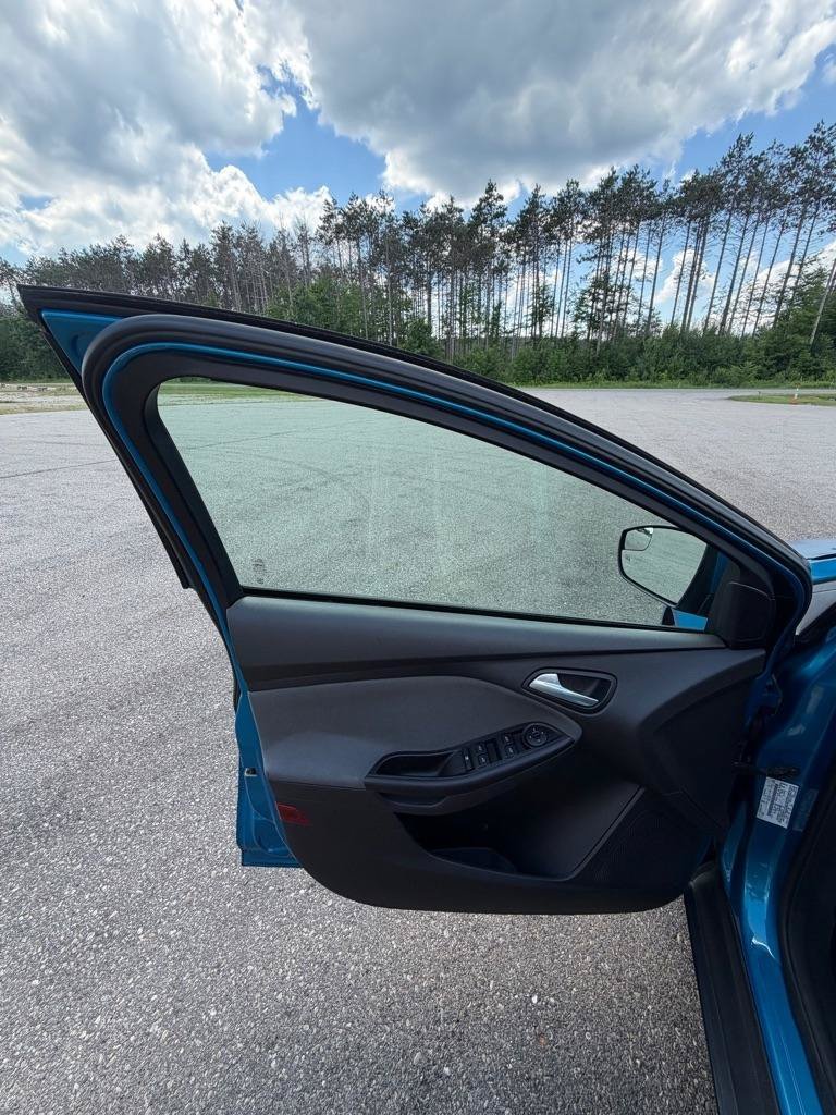 Used 2013 Ford Focus SE w/ SE Winter Pkg FWD image 12