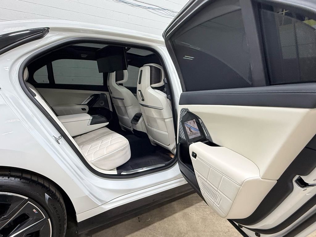 Used 2024 BMW 760i xDrive w/ Premium Package image 77