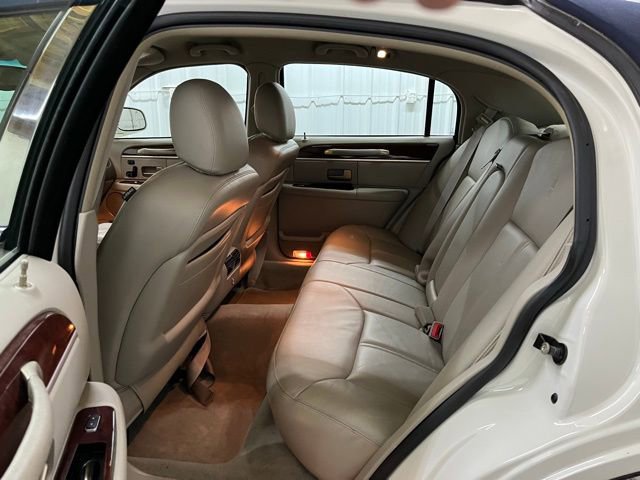 Used 2005 Lincoln Town Car Signature Limited image 17