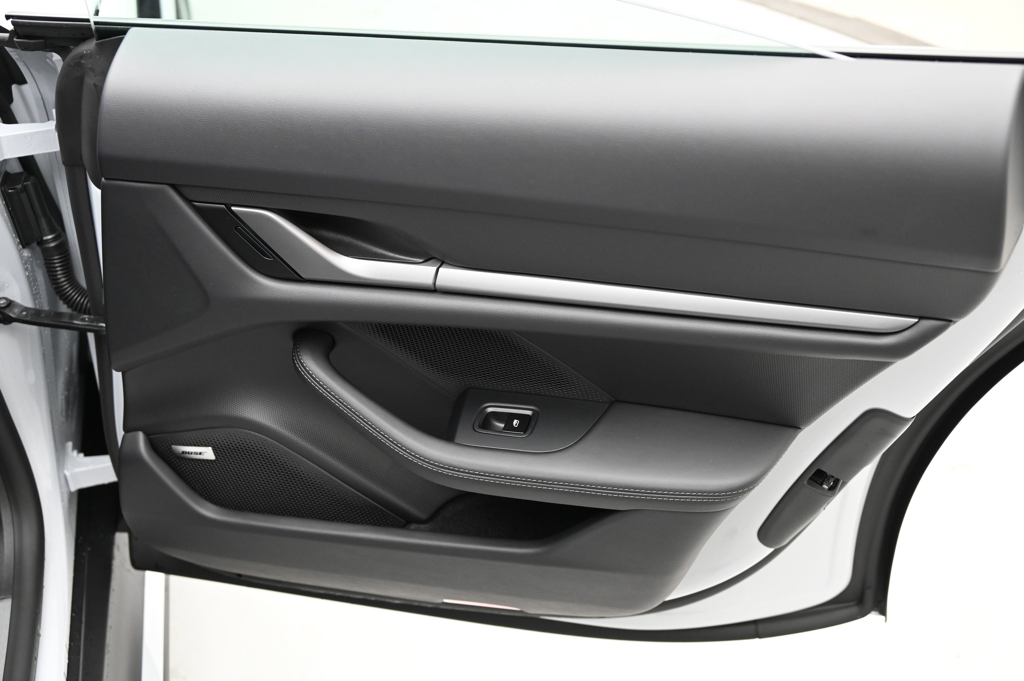 Used 2025 Porsche Taycan image 15