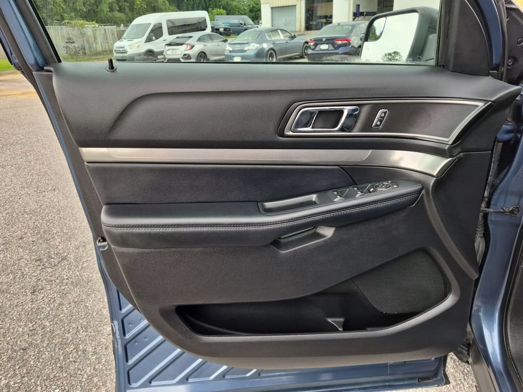 Used 2018 Ford Explorer XLT FWD image 13
