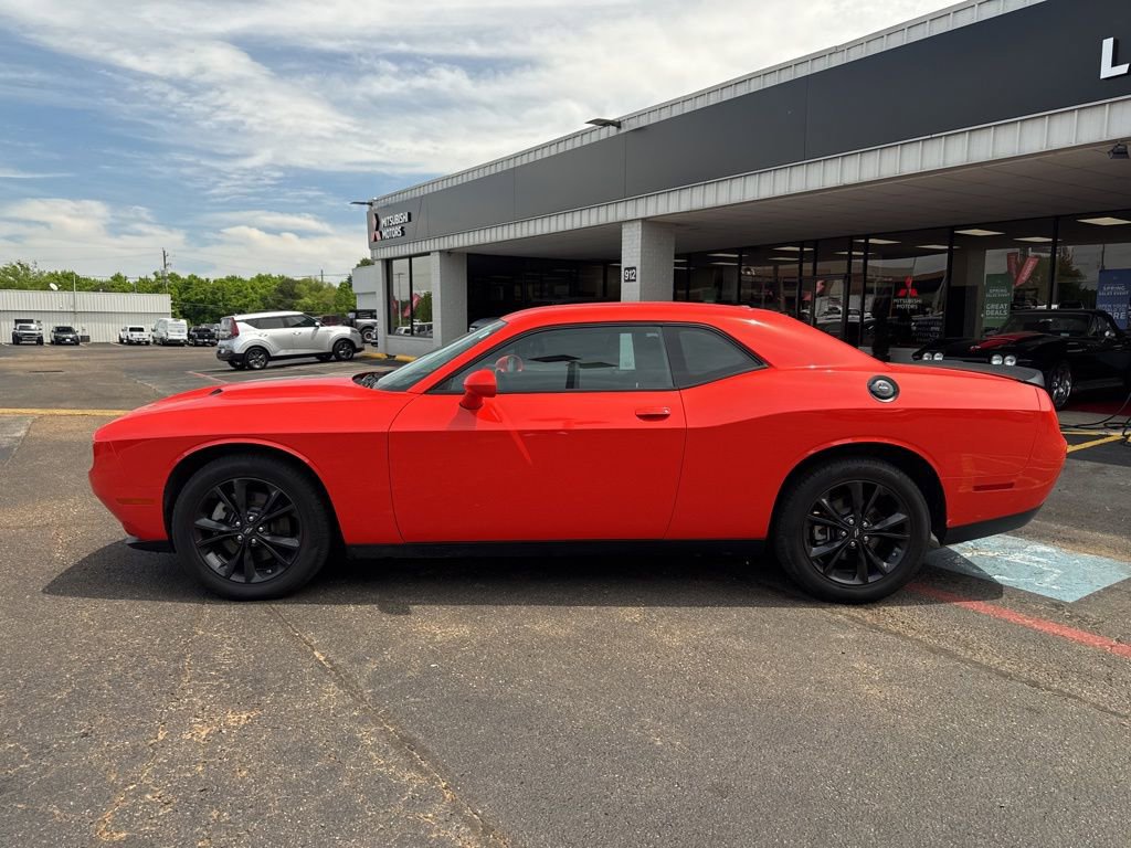 Used 2023 Dodge Challenger SXT w/ Blacktop Package image 9