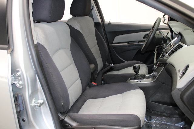 Used 2014 Chevrolet Cruze LS FWD image 11