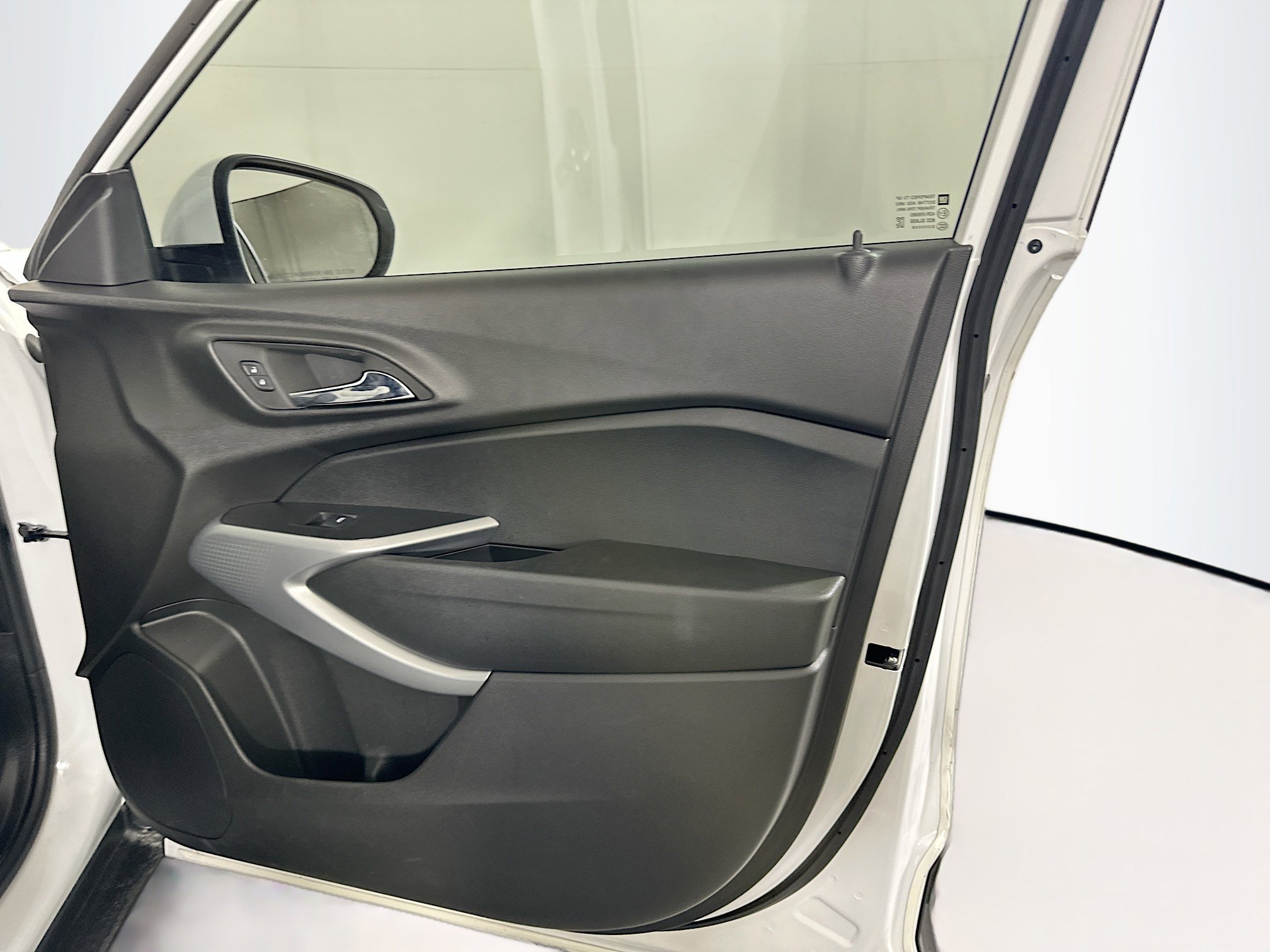 Used 2025 Chevrolet Trax LS w/ LS Convenience Package image 29