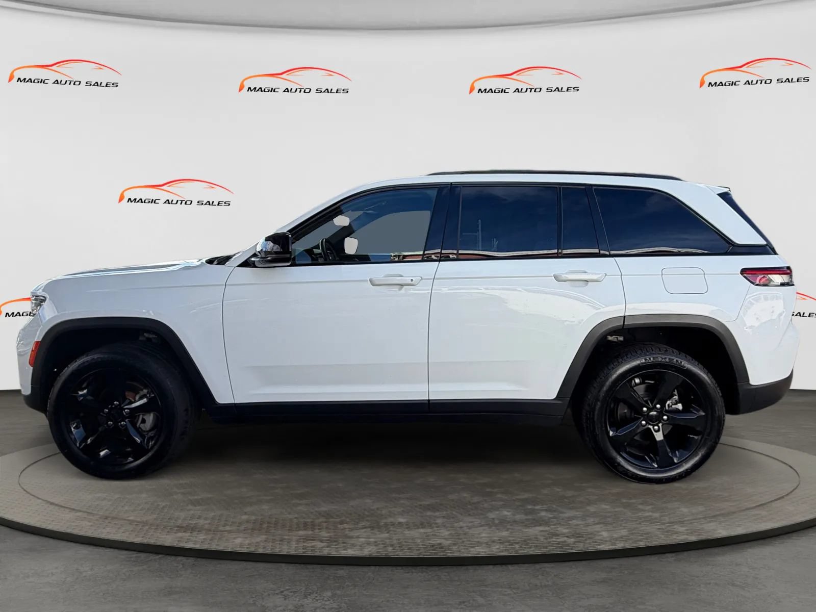 Used 2022 Jeep Grand Cherokee Altitude AWD/4WD image 7