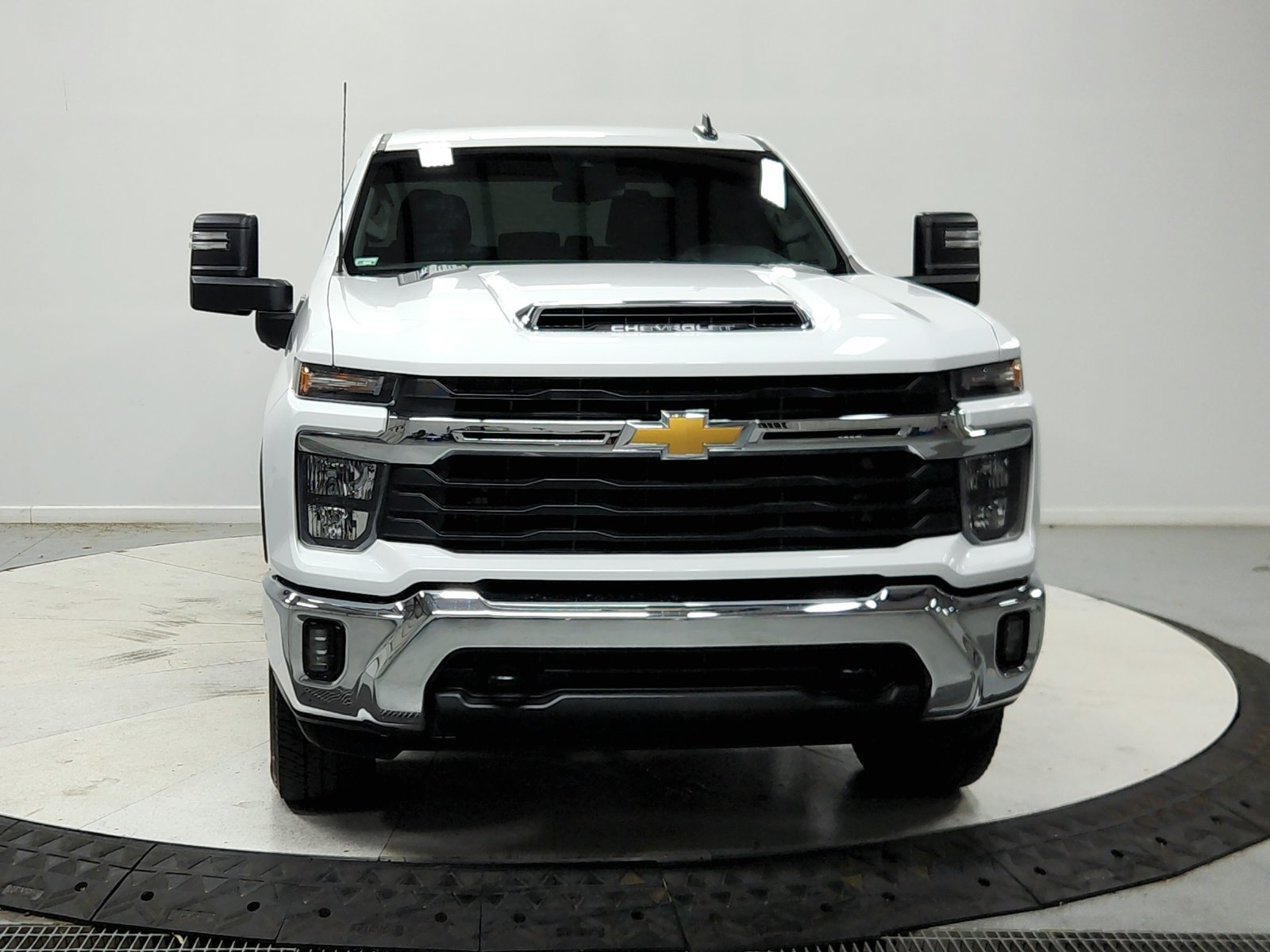 Used 2025 Chevrolet Silverado 2500 LT AWD/4WD image 3