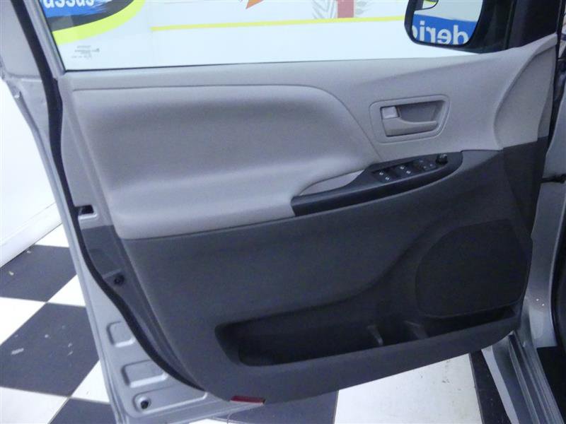 Used 2020 Toyota Sienna L FWD image 21