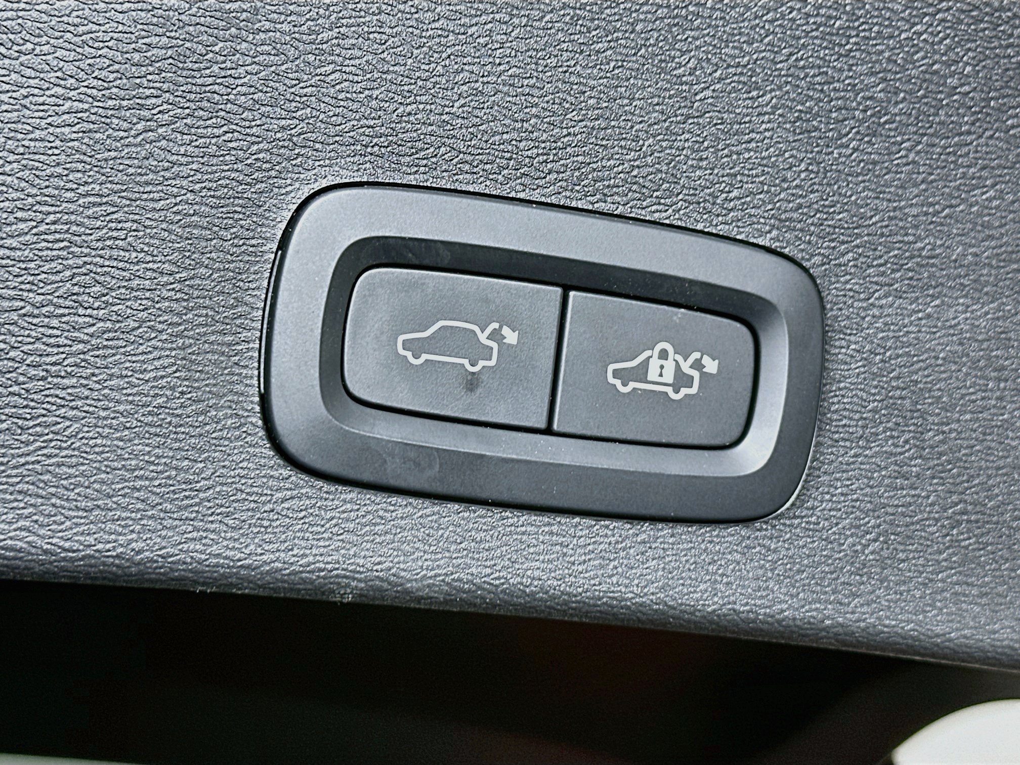 Used 2024 Volvo XC40 Recharge Plus w/ Protection Package Premier RWD image 29