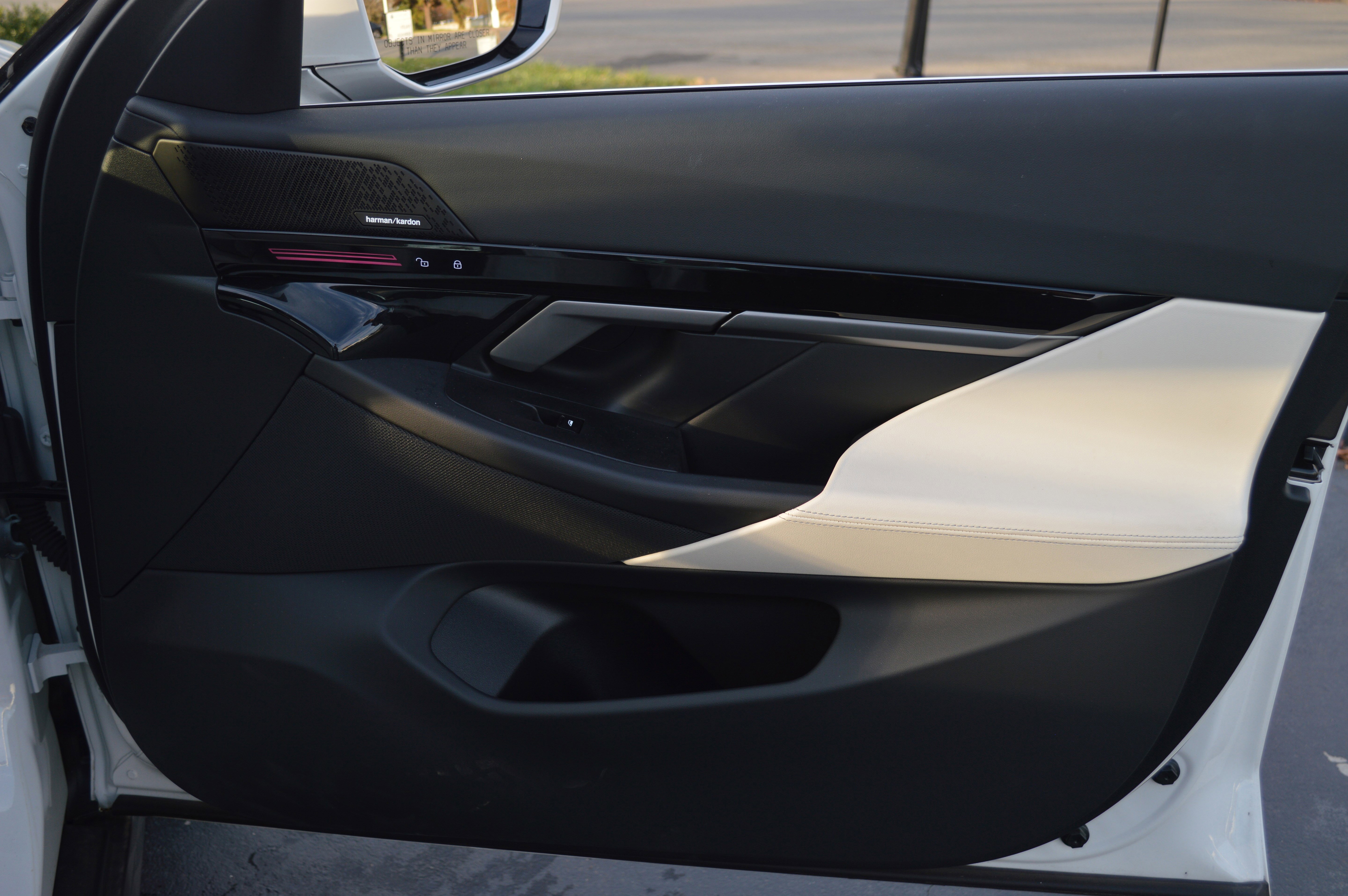 Used 2025 BMW 530i xDrive w/ Premium Package image 34