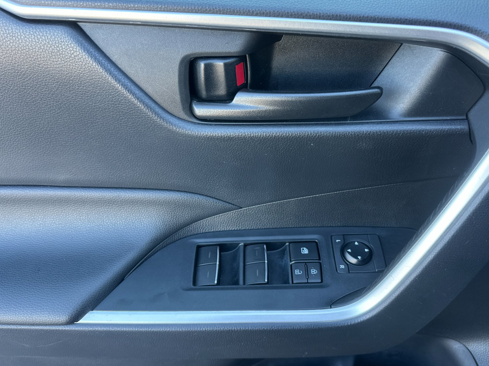 Used 2021 Toyota RAV4 LE FWD image 11