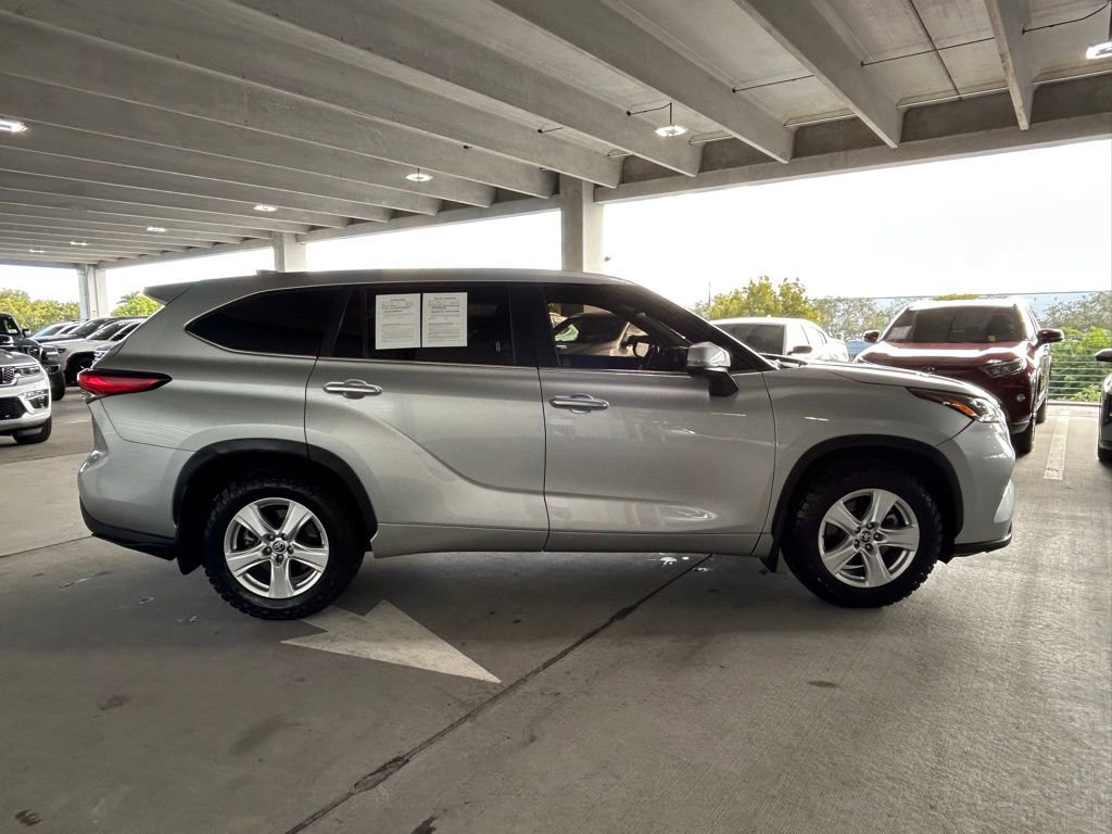 Used 2023 Toyota Highlander LE image 4