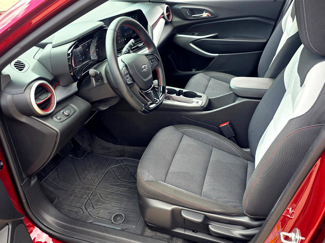 Used 2025 Chevrolet Trax RS w/ Driver Confidence Package image 7