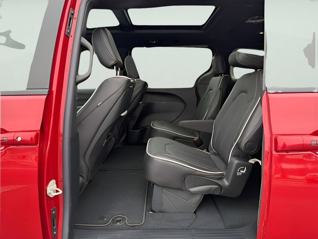 New 2026 Chrysler Pacifica Limited w/ Uconnect Theater Family Group image 24