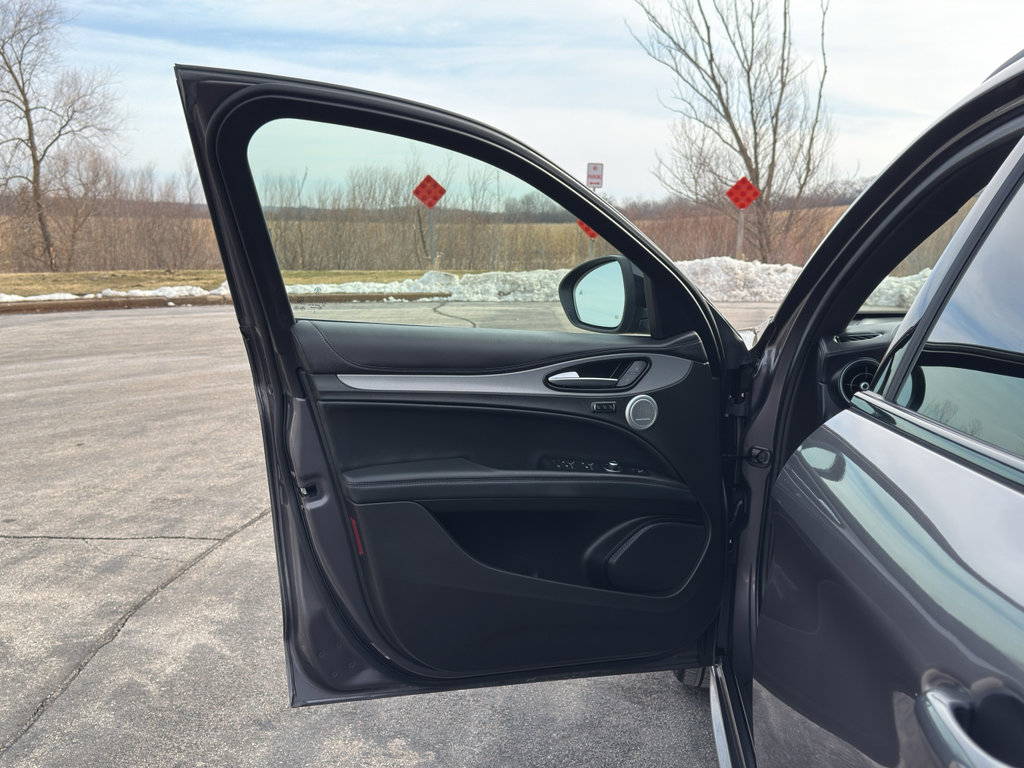 Used 2024 Alfa Romeo Stelvio Ti image 11