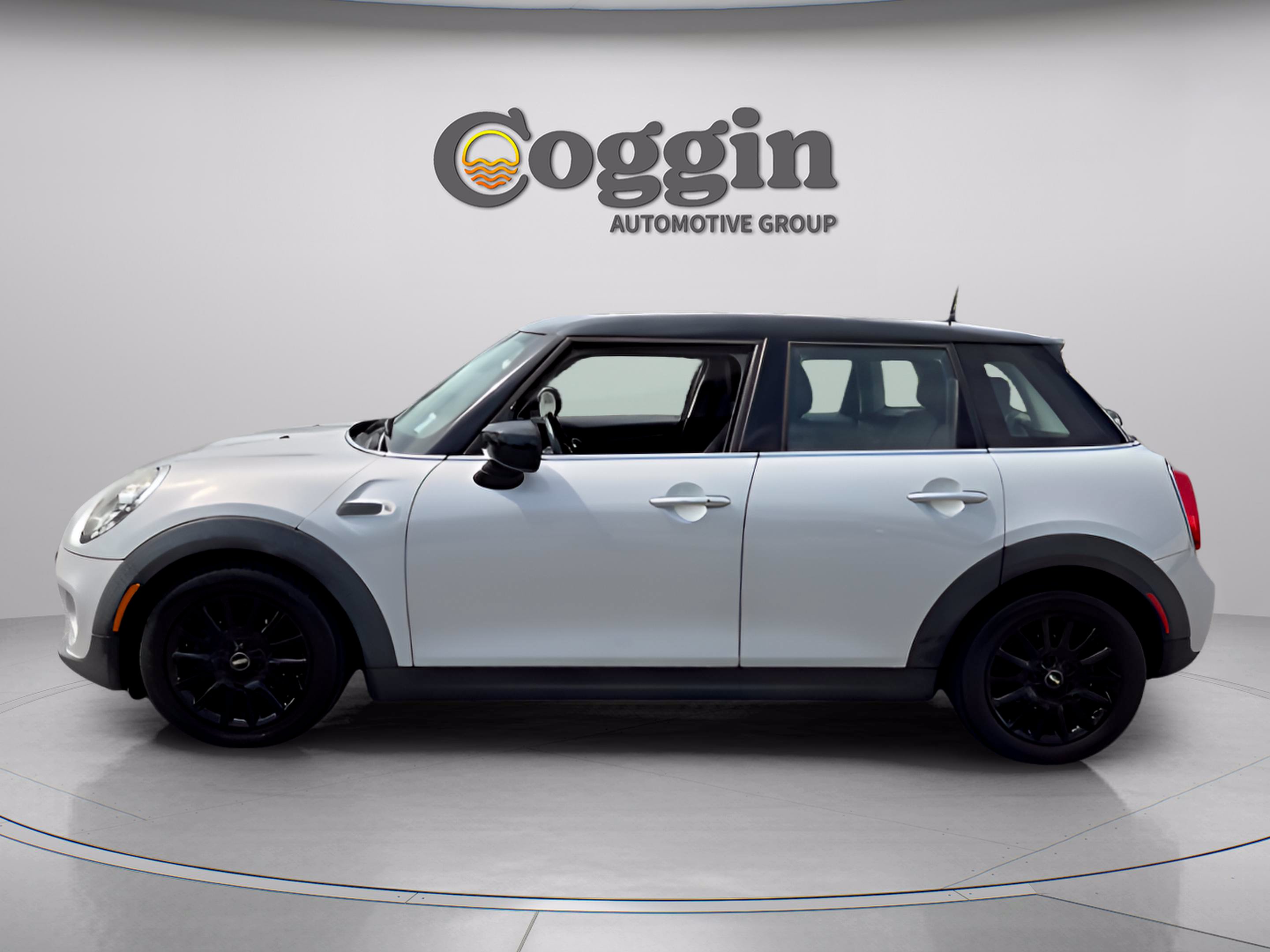 Used 2021 MINI Cooper 4-Door Hardtop w/ 6.5" Touchscreen Package FWD image 2